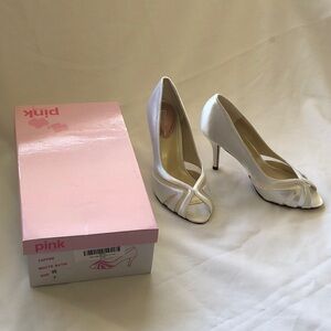 New women’s size 7 pink paradox London white toffee satin peep toe pump